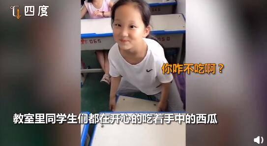 女孩舍不得吃瓜,女孩的甜蜜纠结