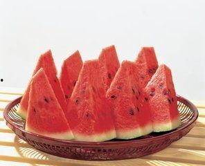 吃瓜和草莓,夏日消暑美食之旅